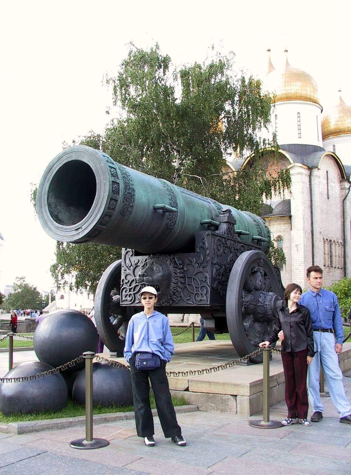 06%20Tsar%20Cannon%20(world's%20largest%20but%20never%20used)%20in%20Kremlin,%20Moscow,%20Russia.jpg