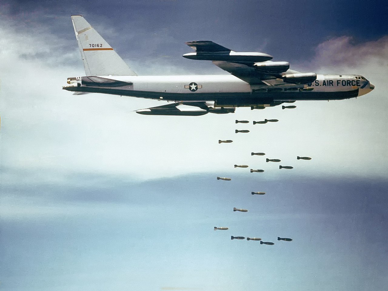 1280px-Boeing_B-52_dropping_bombs.jpg