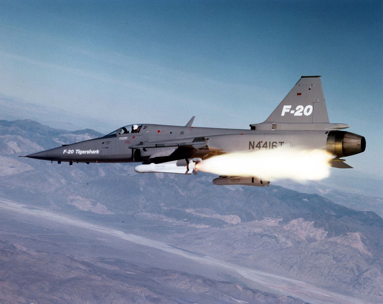 1280px-F-20_Tigershark_launching_AGM-65_Maverick.jpg