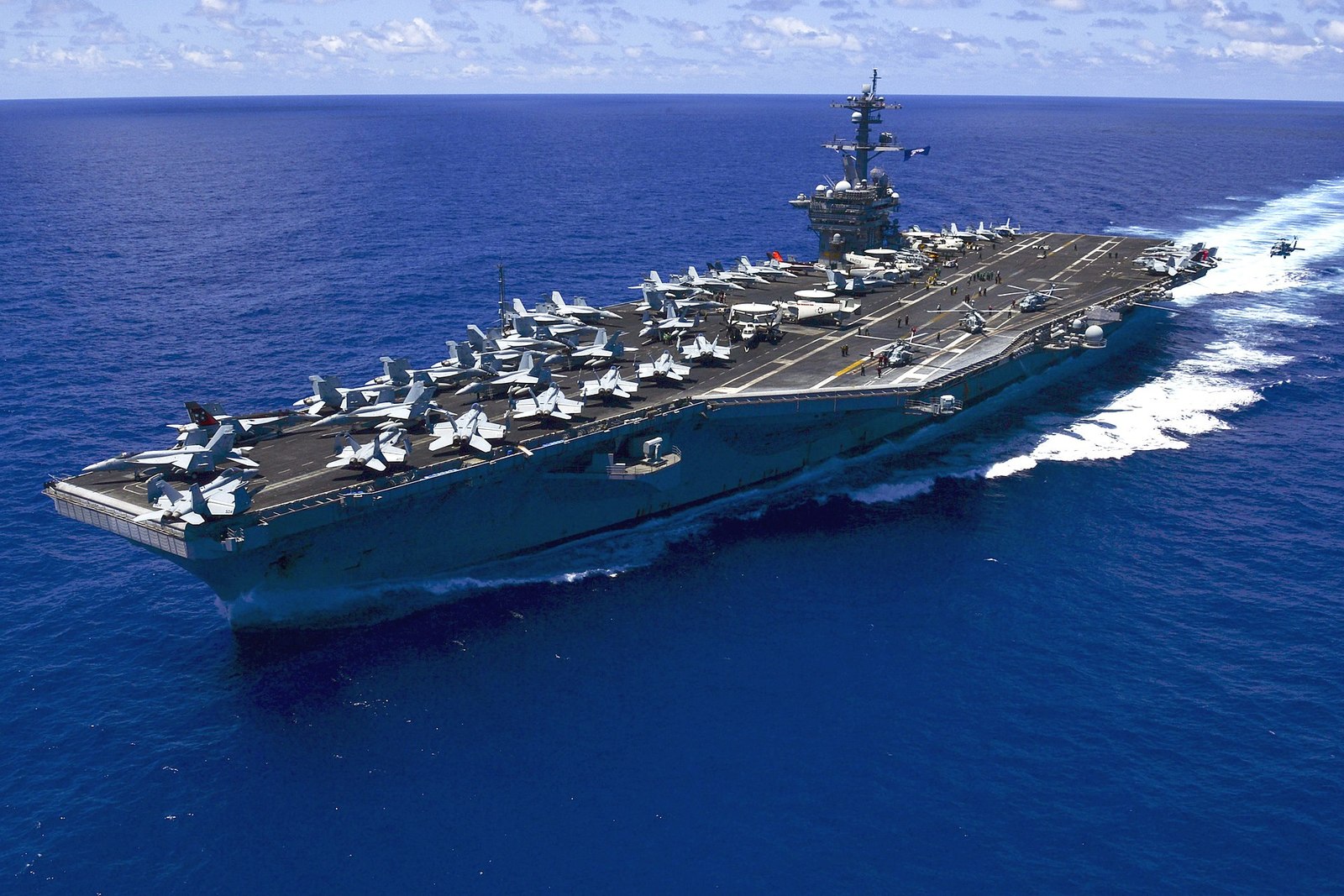 1920px-USS_Carl_Vinson_%28CVN-70%29_underway_in_the_Pacific_Ocean_on_31_May_2015.jpg