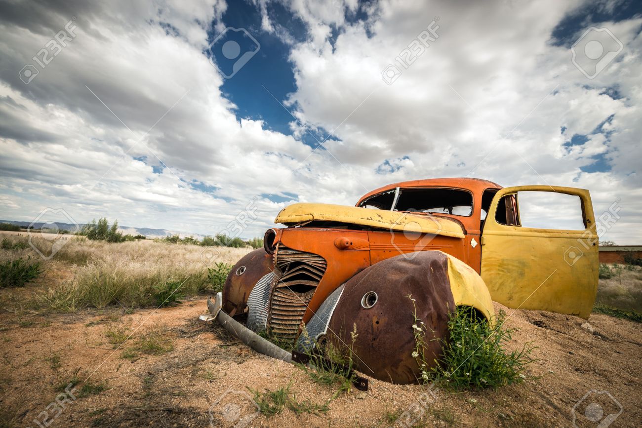 28649718-casse-de-voitures-anciennes-dans-le-d%C3%A9sert-de-namibie.jpg