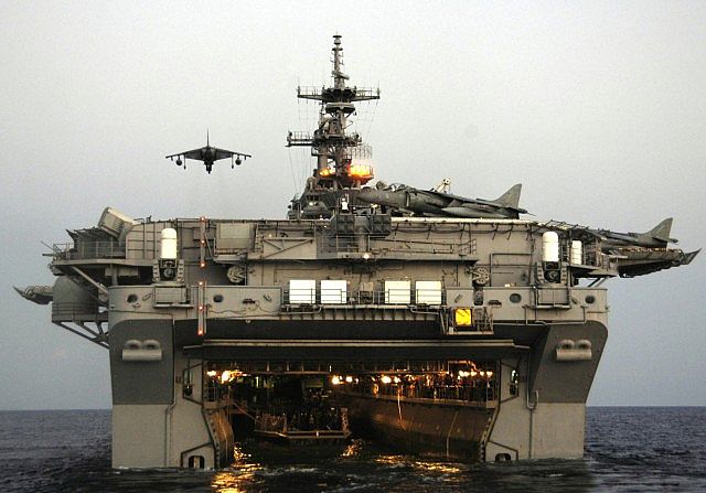 AV-8B_Harrier_conducts_a_vertical_landing_aboard_amphibious_assault_ship_USS_Essex_LHD_2_6864178.jpg