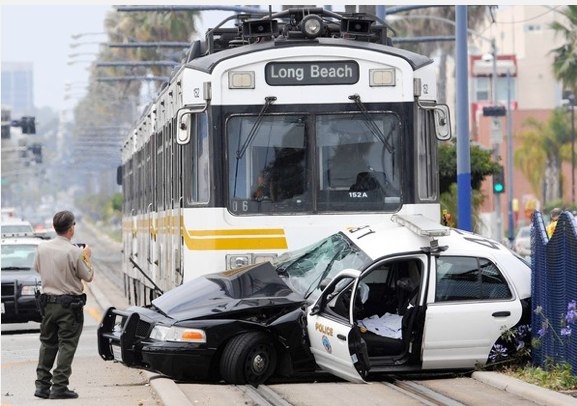 blue_line_train_ran_signal_before_hitting_police_car__videotapes_show_-_latimes-com_.jpg
