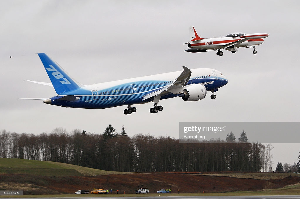 boeing-t33-chase-plane-flies-with-a-boeing-787-dreamliner-for-the-picture-id94473751.jpg