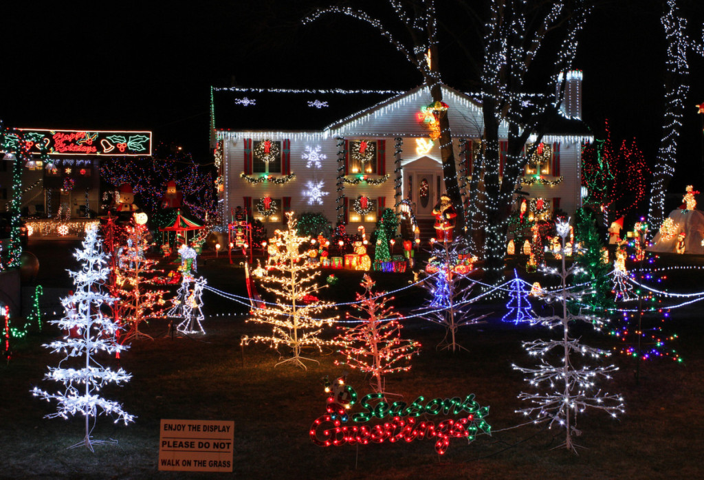 christmas_lights_house_display-1024x698.jpg