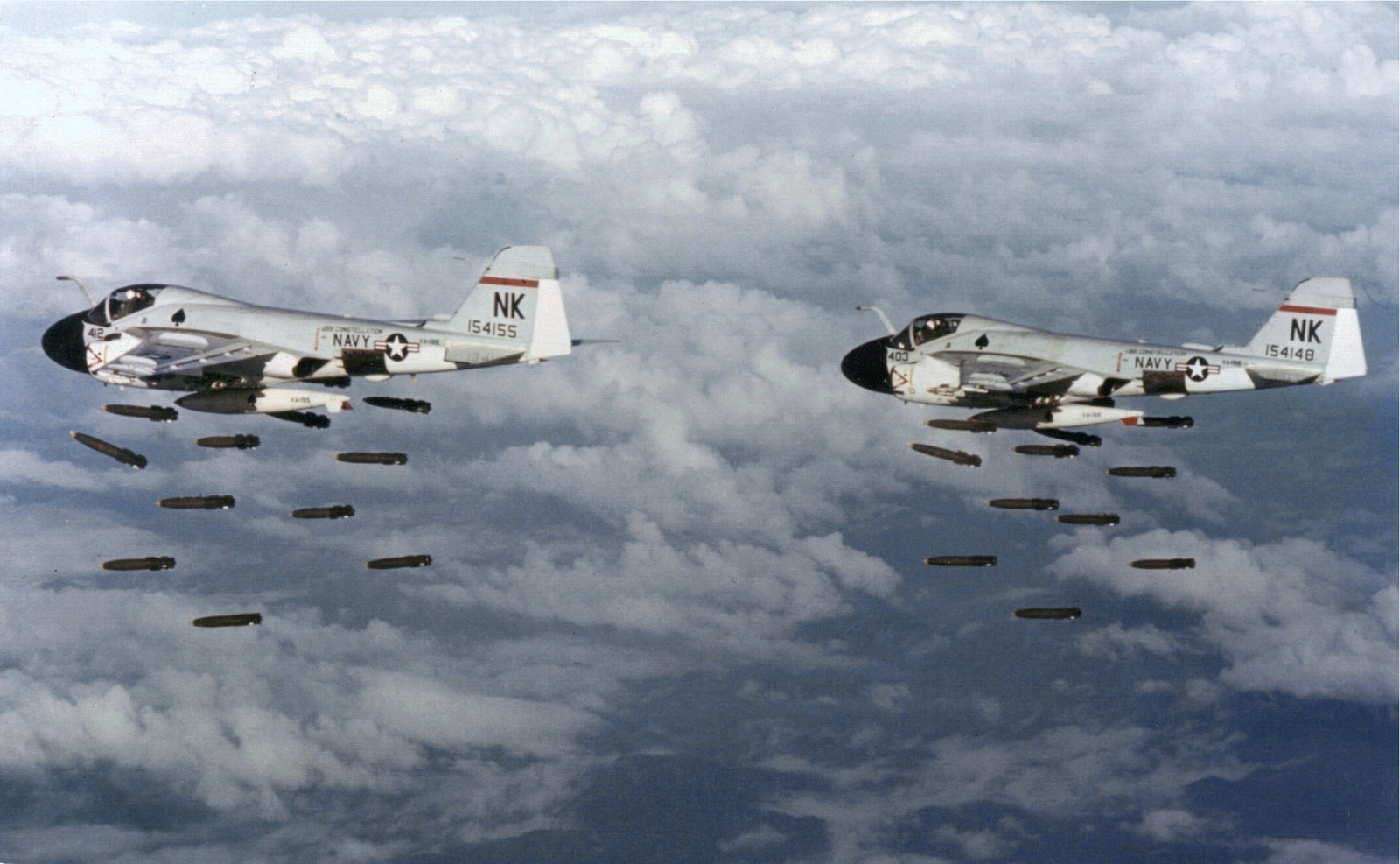 ers_of_VA-196_dropping_Mk_82_bombs_over_Vietnam_on_20_December_1968_%28NNAM.1996.253.7047.013%29.jpg