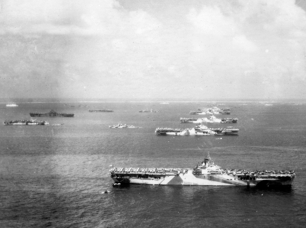 ers_row_at_Ulithi_Atoll_-_US_Third_fleet_carriers_at_anchor_on_8_December_1944_%2880-G-294131%29.jpg