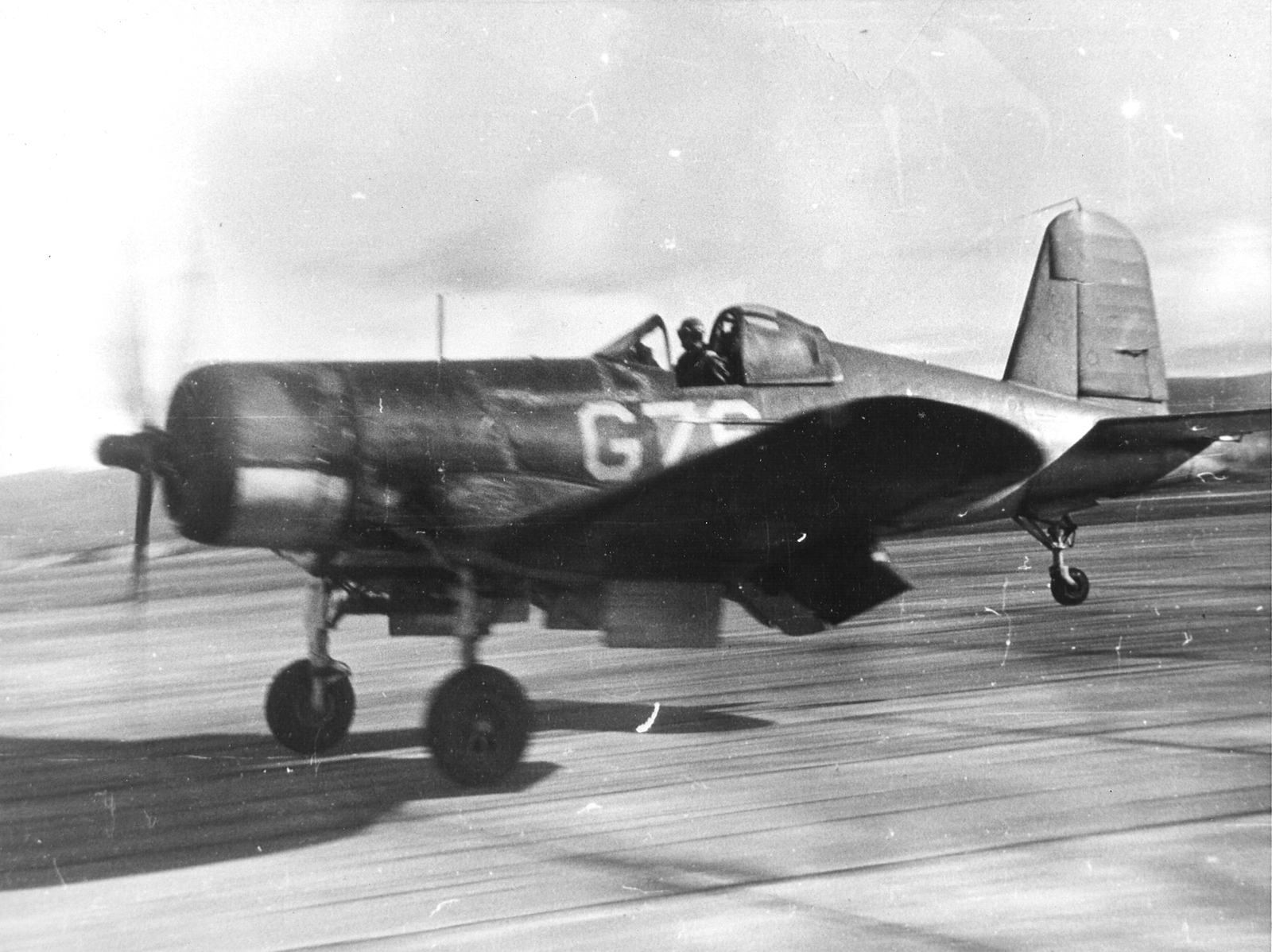 F4U-1_of_VMF-121_landing_at_MCAS_El_Toro_1944.jpg