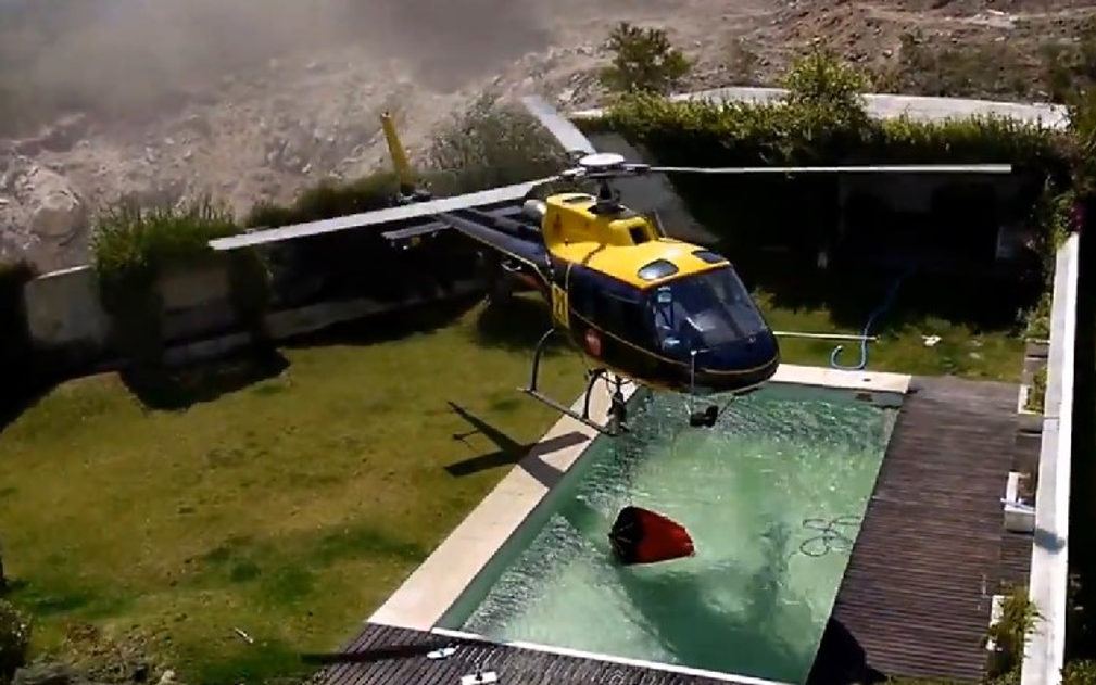 Helicopter-steals-pool-water-to-fight-fire-1.jpg