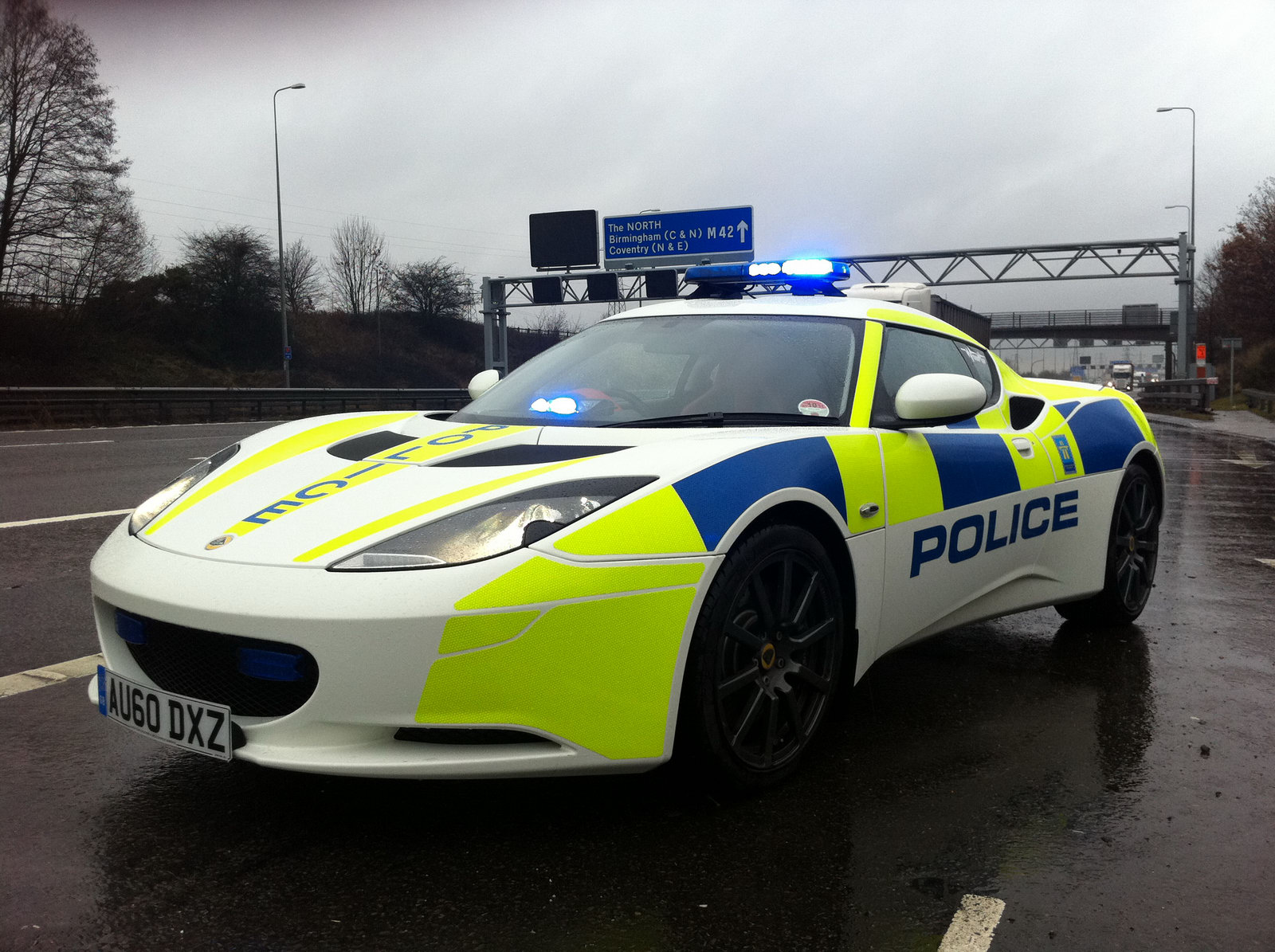 lotus-evora-tries-on-uk-police-livery-29701_1.jpg
