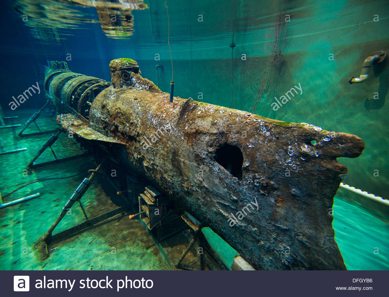m%2Fcomp%2FDFGYB6%2Fthe-hl-hunley-a-confederate-civil-war-era-submarine-sits-in-its-water-DFGYB6.jpg