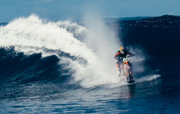 Motorbike-surfs-wave-Tahiti.jpg