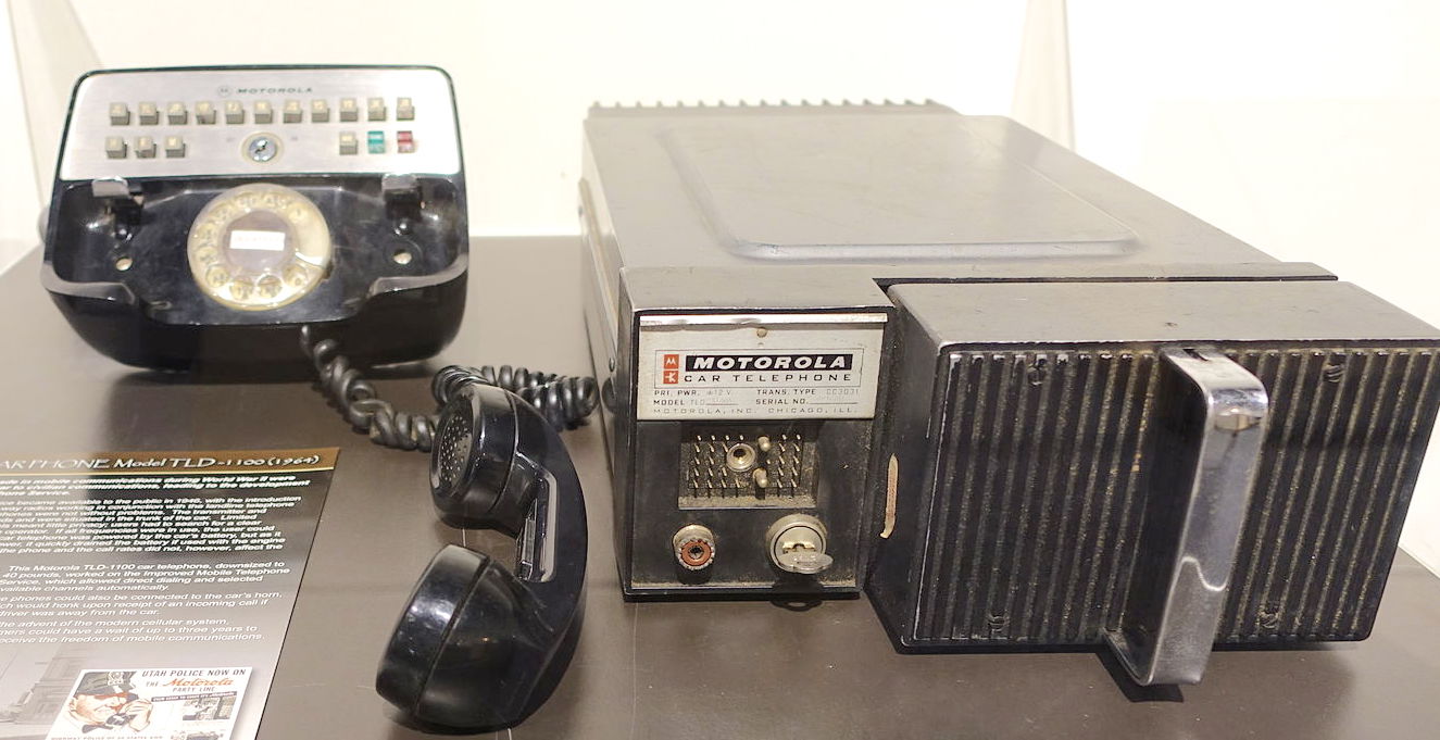 Motorola_Carphone_Model_TLD-1100%2C_1964%2C_view_1_-_National_Electronics_Museum_-_DSC00184.jpg