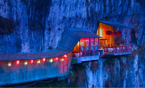 restaurant_near_sanyou_cave_above_the_chang_jiang_river_hubei_china.jpg