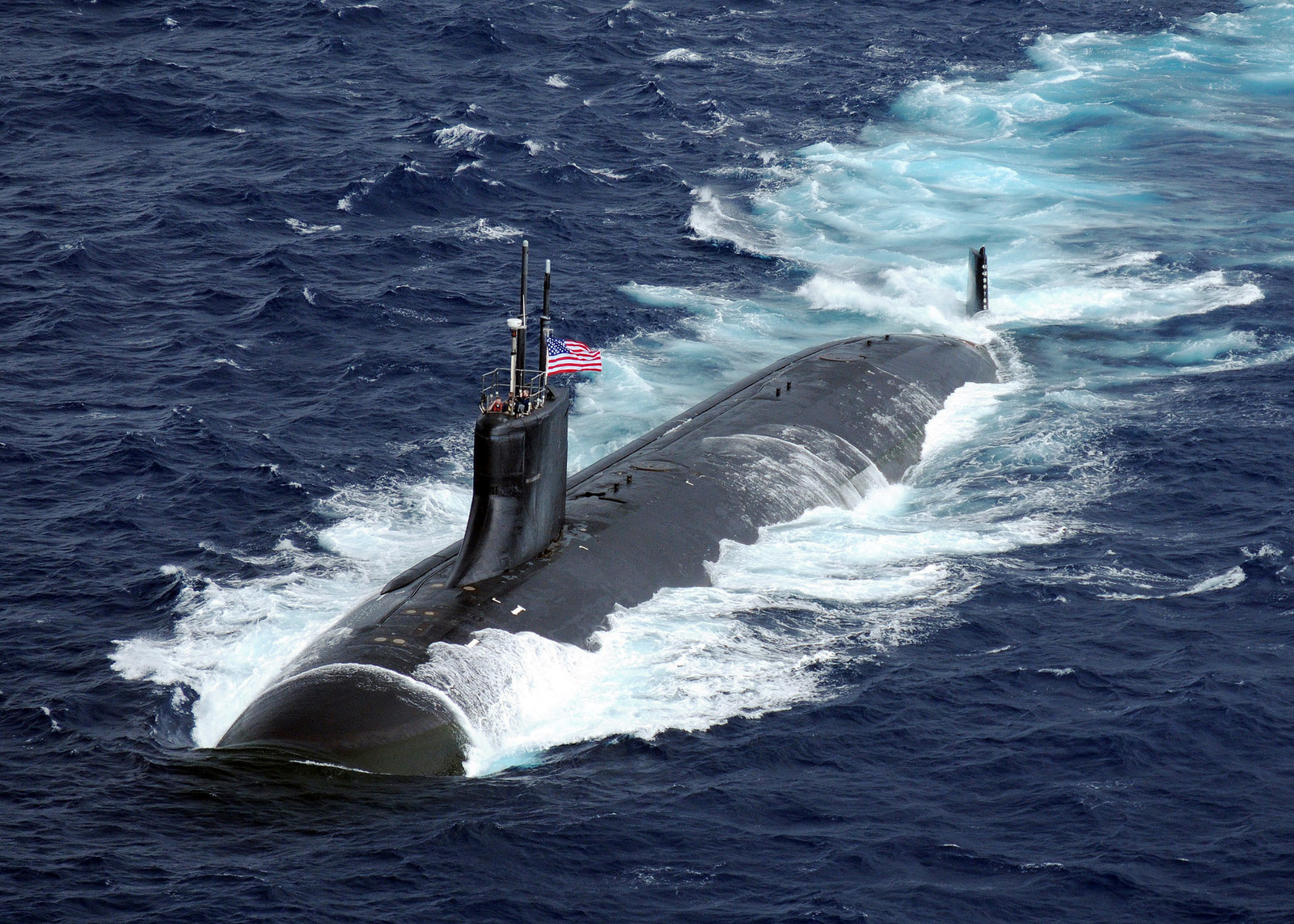 Seawolf-class_attack_submarine_USS_Connecticut_%2528SSN_22%2529_is_underway_in_the_Pacific_Ocean.jpg